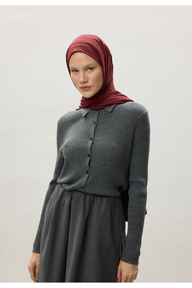 شال ممشط باللون العنابي - 8