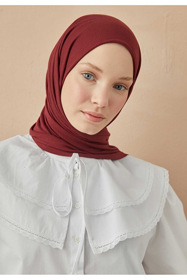 شال ممشط باللون العنابي - 4