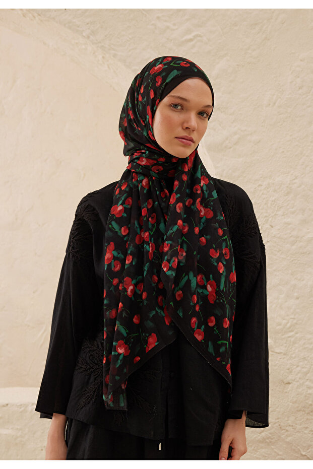 شال منقوش باللون الأسود من Ramie Cherry - 3