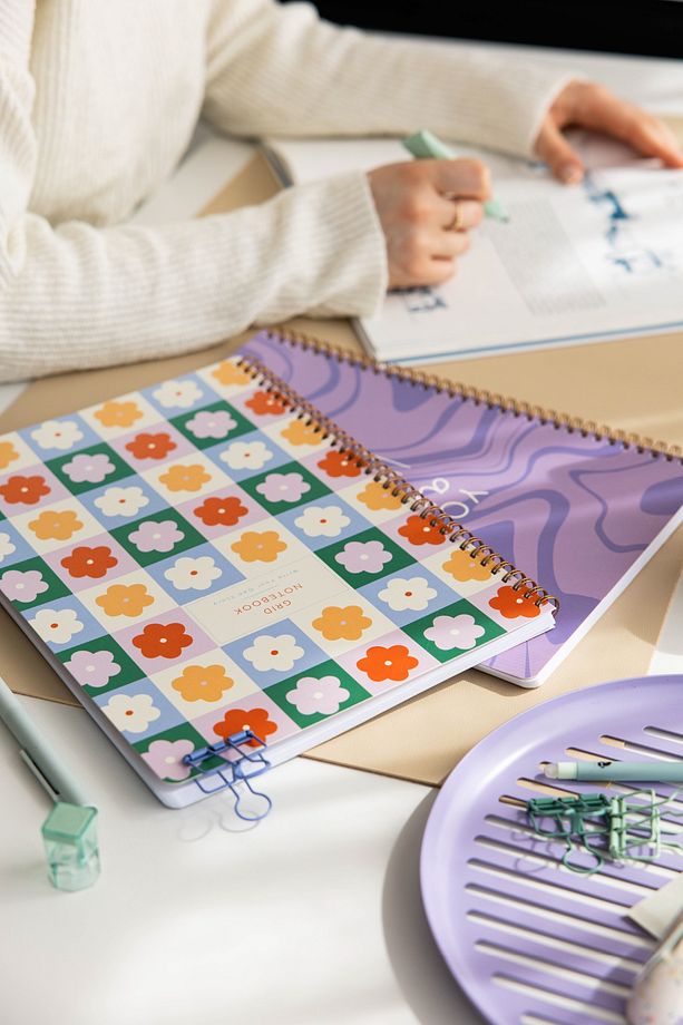 A4 Spiralli Karton Kapak 2’li Set Kareli Okul Defteri 80 yaprak, Ders Programlı Lila Çiçek - 5