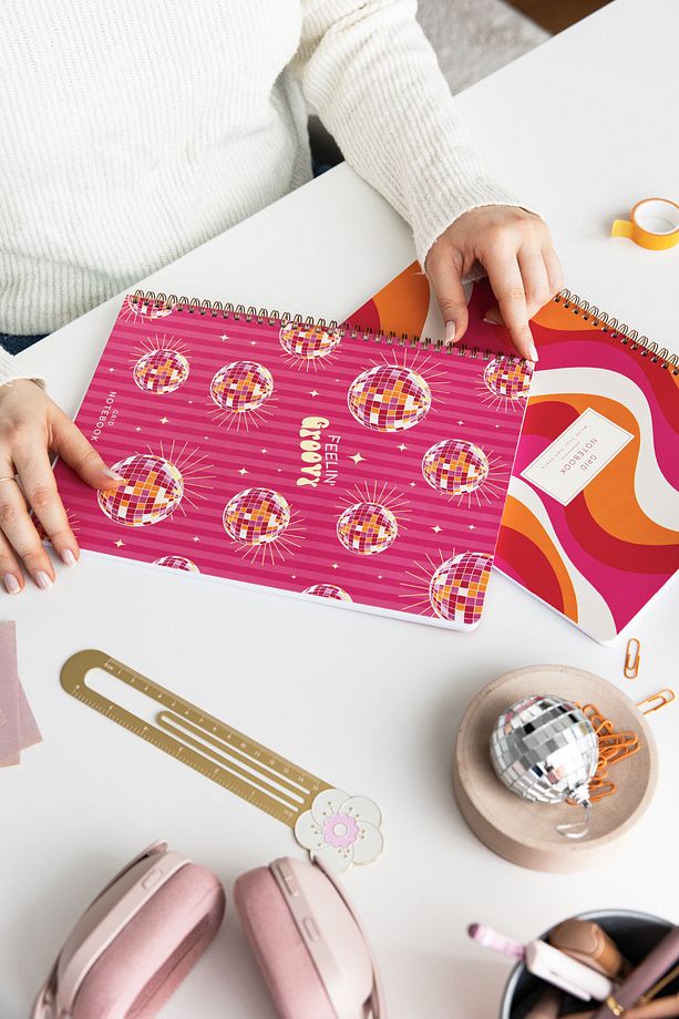 A4 Spiralli Karton Kapak 2’li Set Kareli Okul Defteri 80 yaprak, Ders Programlı Retro Disko - 5