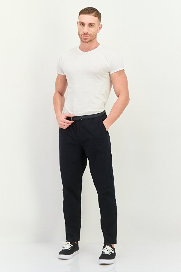 بنطال تشينو سادة بقصّة عادية للرجال، أزرق داكن - 4