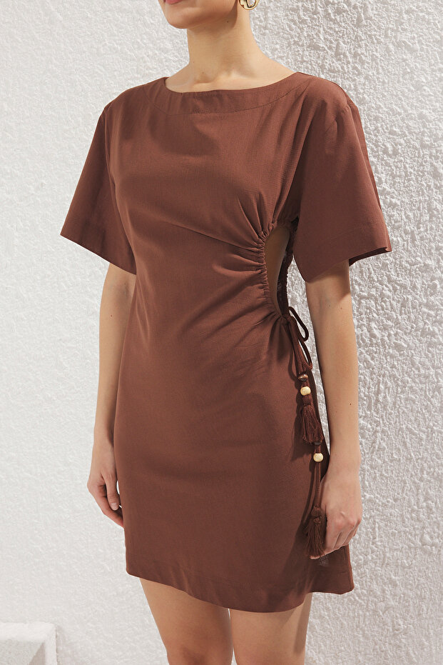 Kahverengi Dokuma Cut Out Detaylı Plaj Mini Elbise TBESS25EL00102 - 3