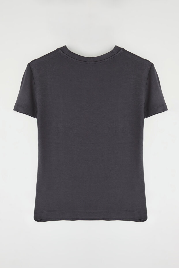 Antrasit Kurdele Baskılı Fitted/Vücuda Oturan Fitilli Esnek Örme T-Shirt TWOSS24TS00231 - 10