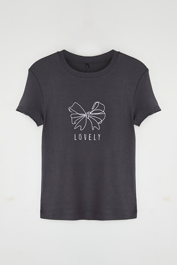 Antrasit Kurdele Baskılı Fitted/Vücuda Oturan Fitilli Esnek Örme T-Shirt TWOSS24TS00231 - 9