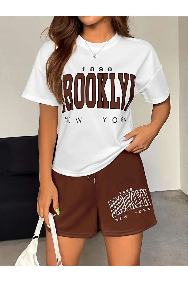 تيشيرت نسائي كبير الحجم بتصميم خاص مطبوع عليه Brooklyn وسروال قصير - طقم علوي