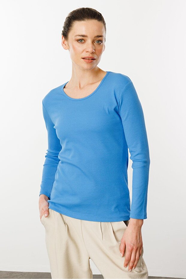 بلوزة أساسية ذات رقبة دائرية وأكمام طويلة باللون الأزرق - 1