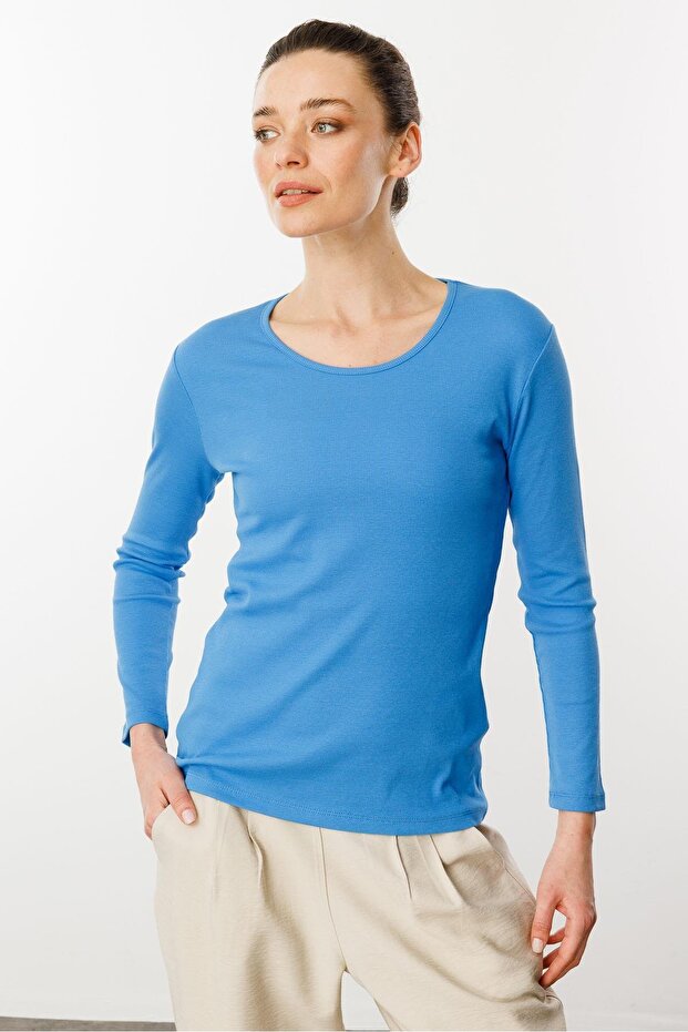 بلوزة أساسية ذات رقبة دائرية وأكمام طويلة باللون الأزرق - 4
