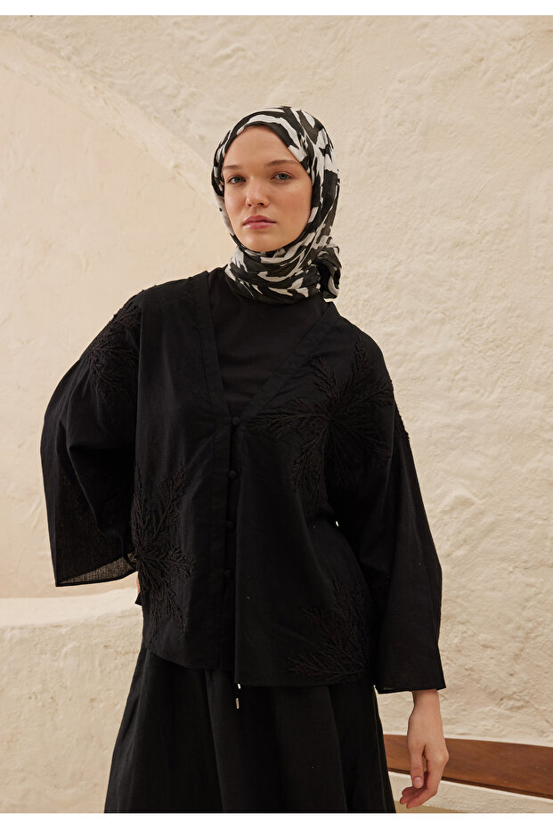 شال رامي منقوش باللون الأسود - 1