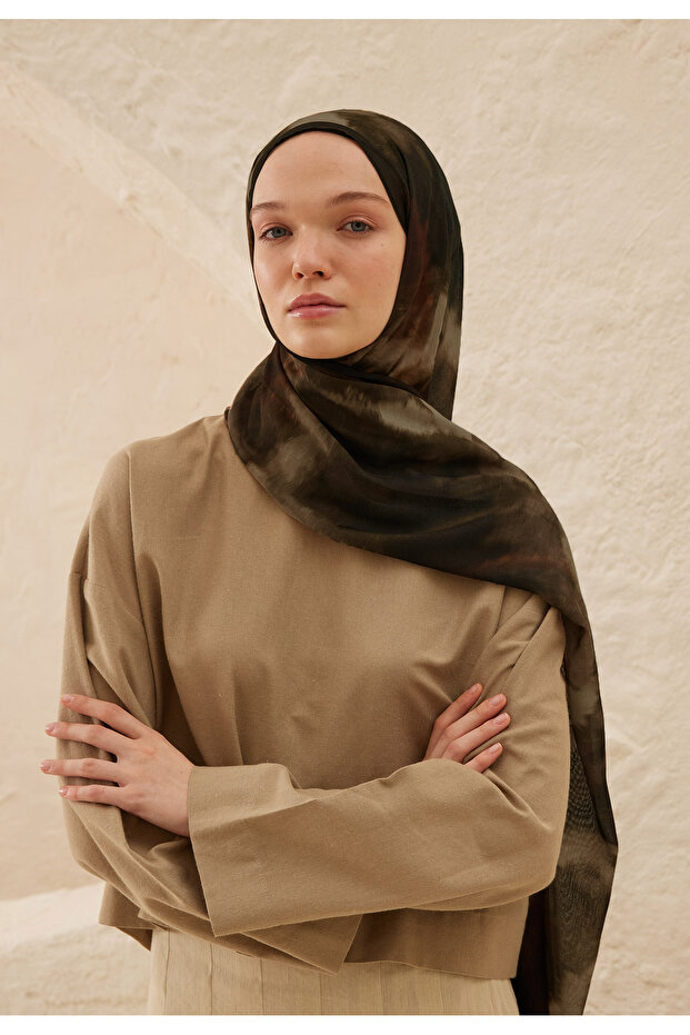 شال منقوش باللون البني - 8