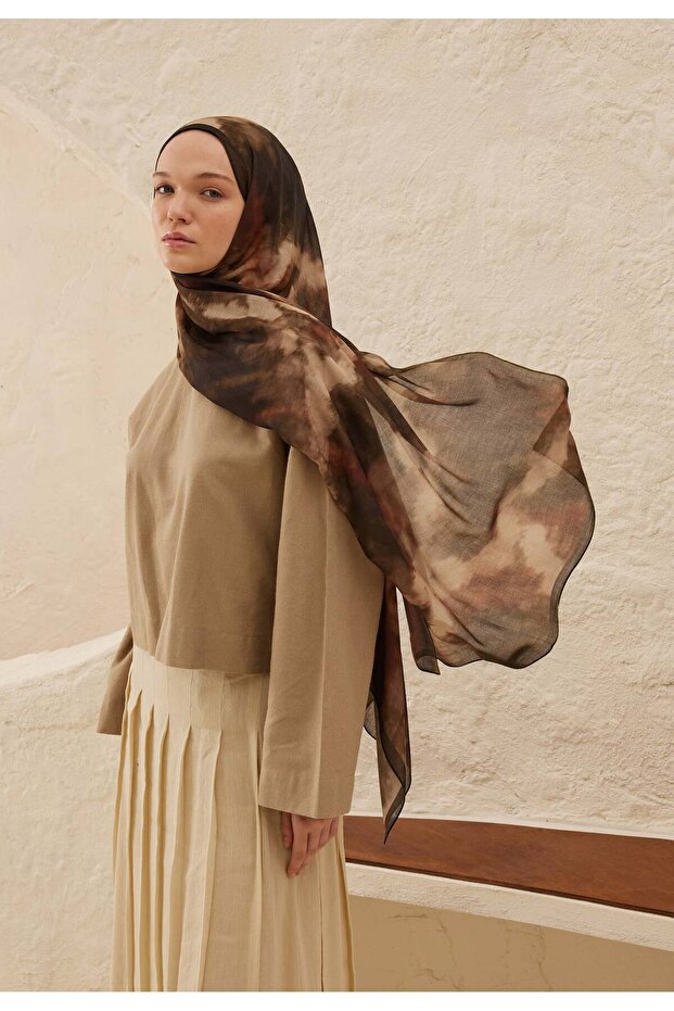 شال منقوش باللون البني - 1