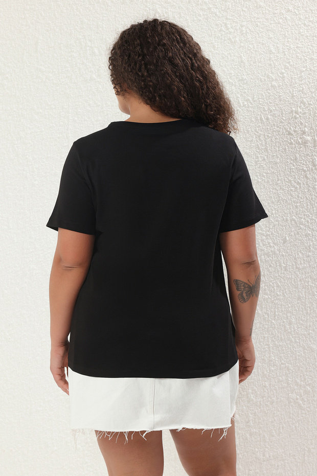 Siyah Çiçek Aksesuar Detaylı Regular Fit Büyük Beden T-shirt TBBSS25BF00065 - 4