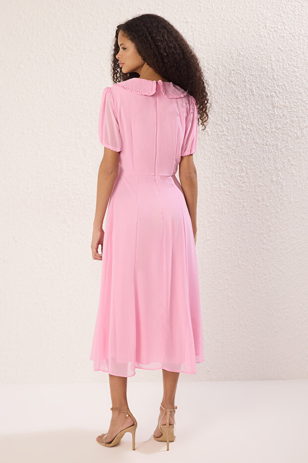 Pembe A Kesim Yaka Detaylı Astarlı Şifon Uçuş Uçuş Dokuma Midi Elbise TWOSS25EL00256 - 4