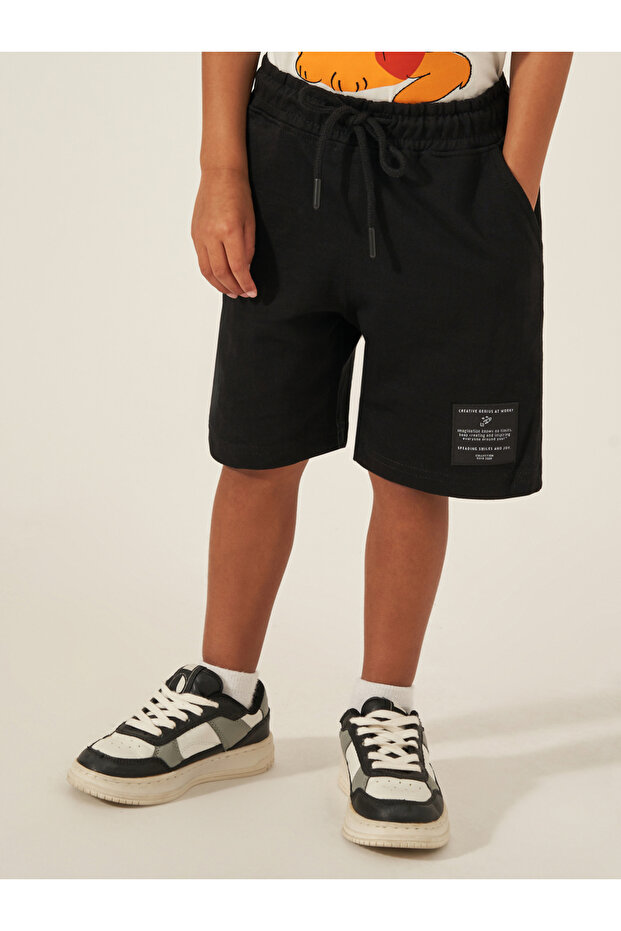 شورت برباط سادة مع تفاصيل شارة - 1