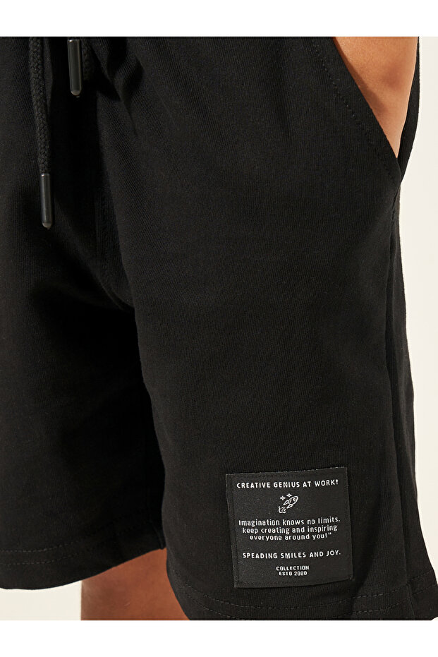 شورت برباط سادة مع تفاصيل شارة - 4