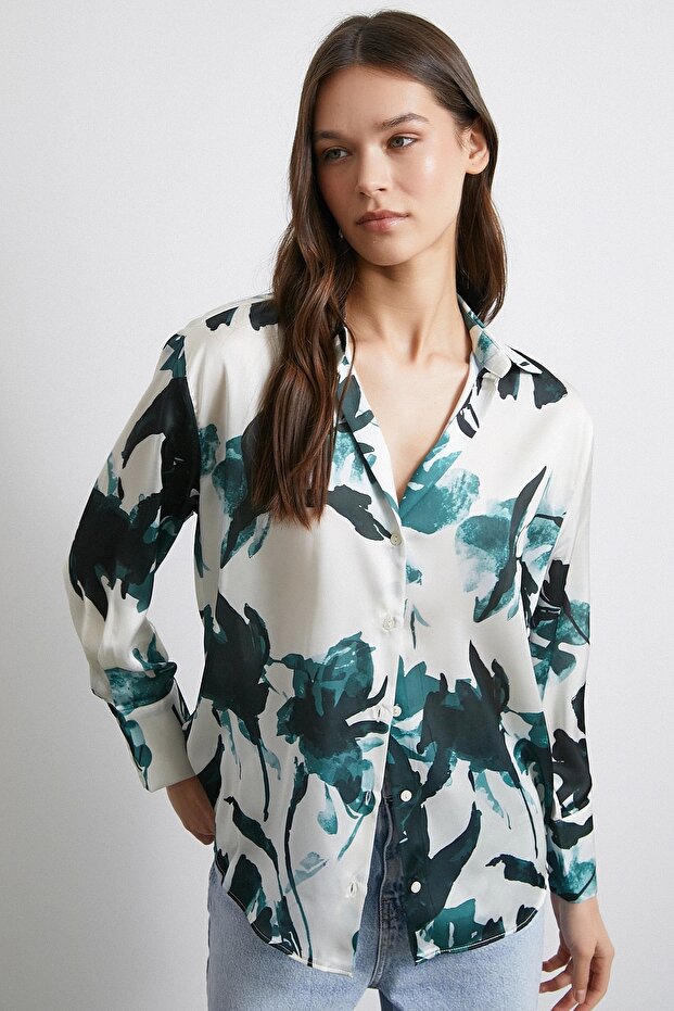 قميص أخضر منقوش على السطح - 6