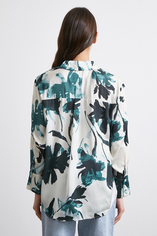 قميص أخضر منقوش على السطح - 5