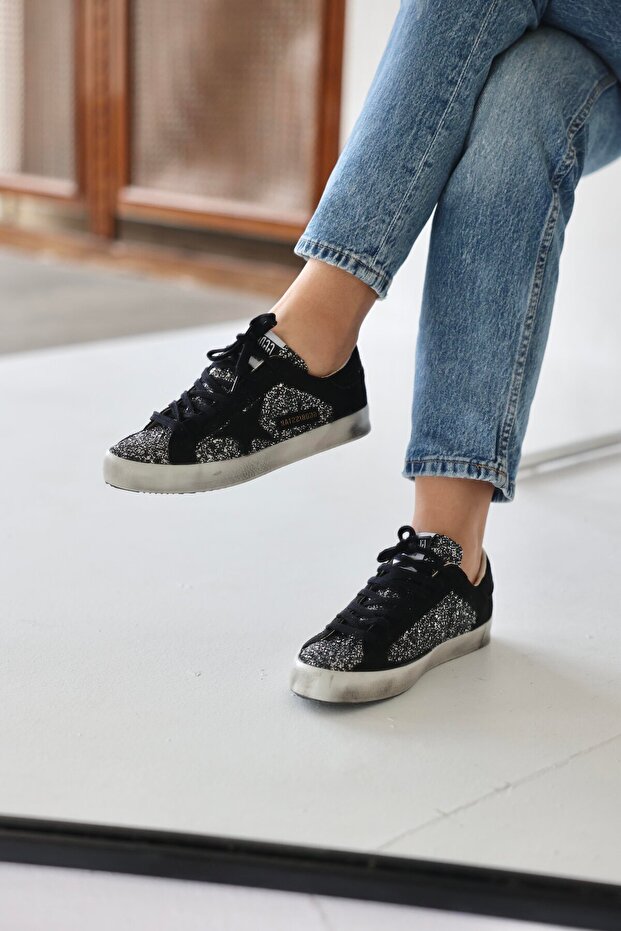 Star Embroidered Sneakers Sneakers (Distressed)