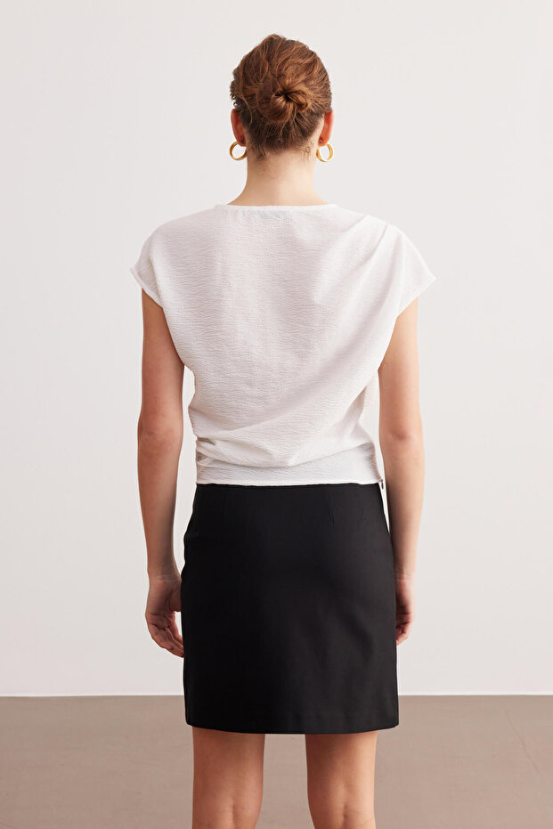 بلوزة بيضاء مطوي الأساسية - 6