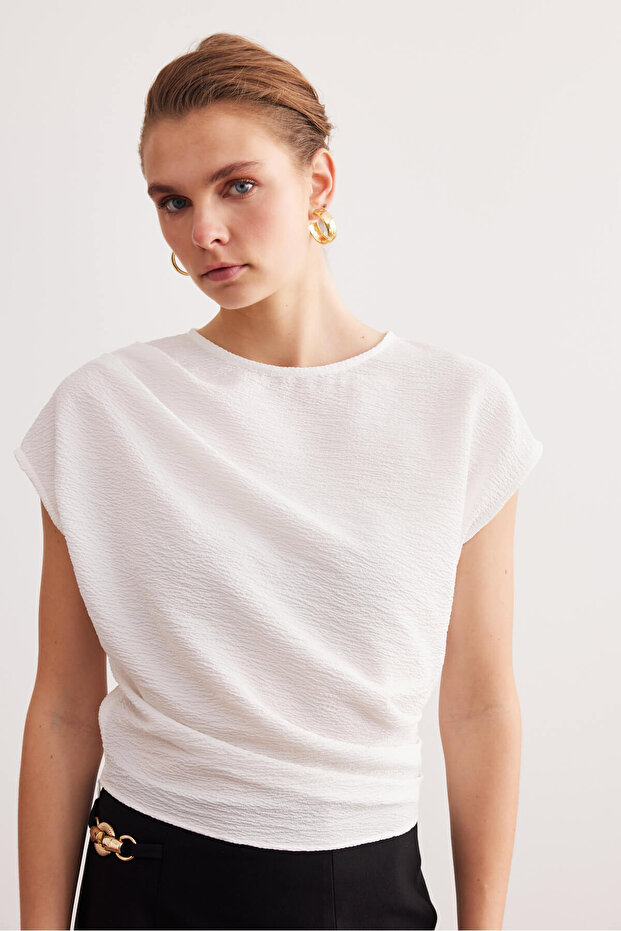 بلوزة بيضاء مطوي الأساسية - 4