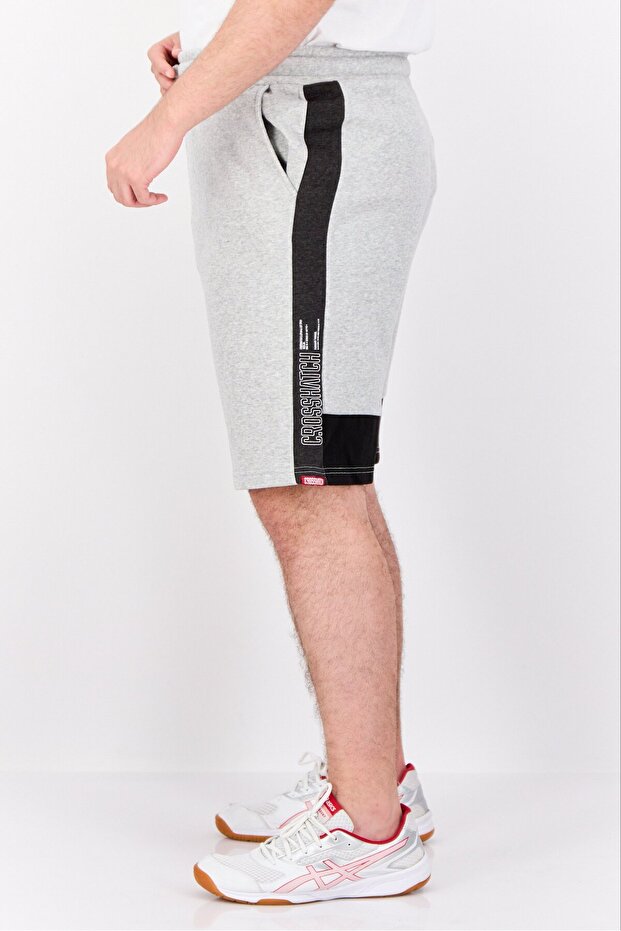 شورت رجالي أساسي بشعار العلامة التجارية، باللون الرمادي - 2