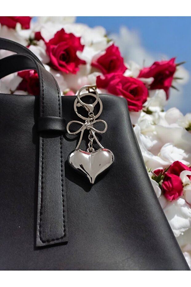 Elegant Heart & Bow Figure Keychain & Bag Accessory - Stylish Charm in Silver Color