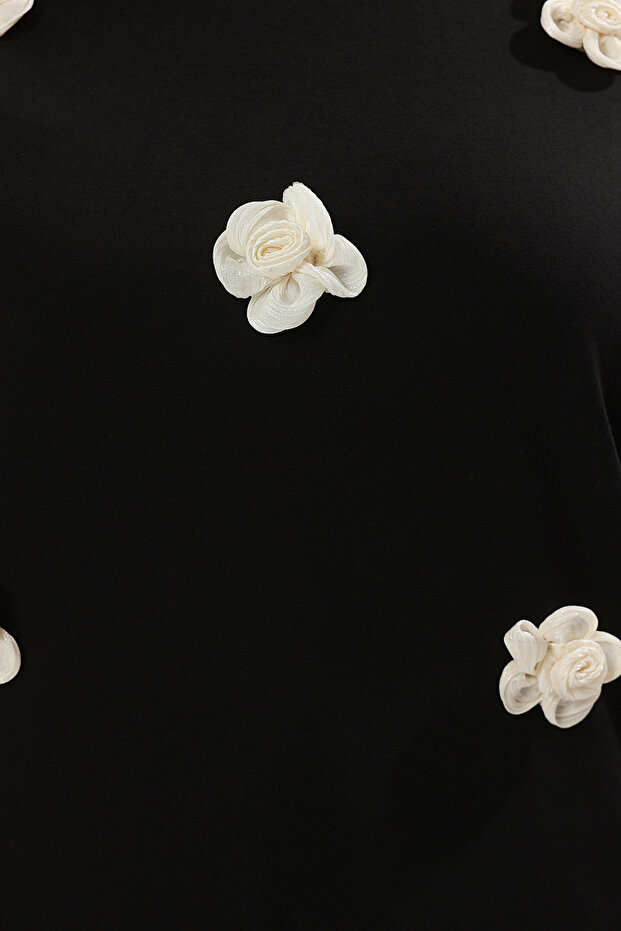Siyah Çiçek Aksesuar Detaylı Regular Fit Büyük Beden T-shirt TBBSS25BF00065 - 3