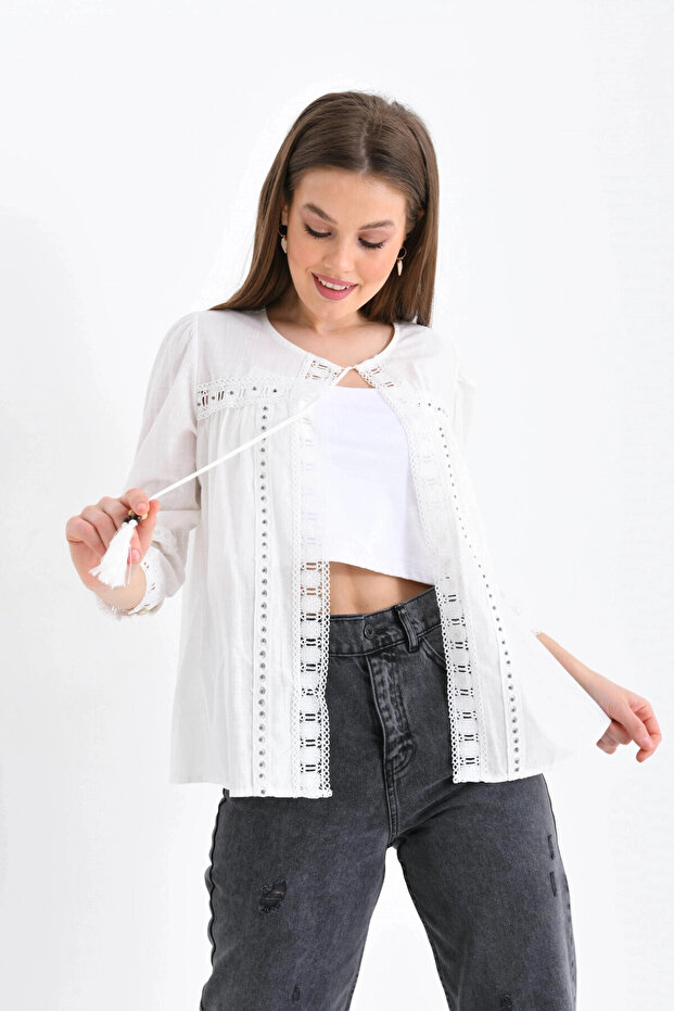 بلوزة برباط أمامي بلون العظام - 4