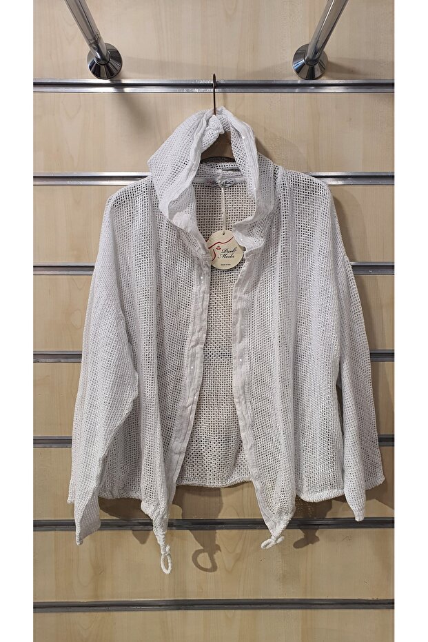 سترة من الكتان الشبكي بغطاء للرأس ومطرزة بالترتر - 2