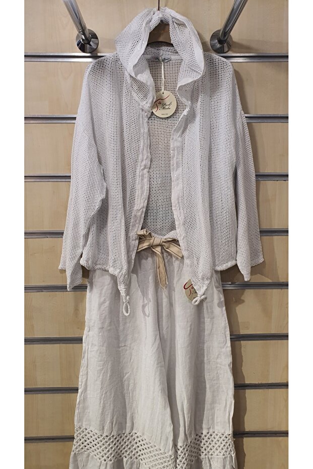 سترة من الكتان الشبكي بغطاء للرأس ومطرزة بالترتر - 1