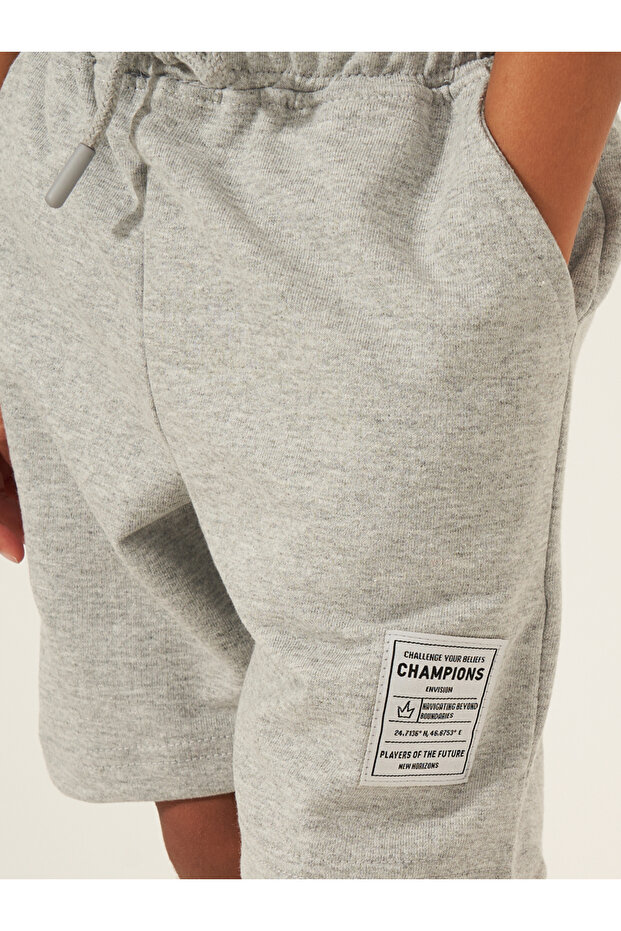 شورت برباط سادة مع تفاصيل شارة - 3