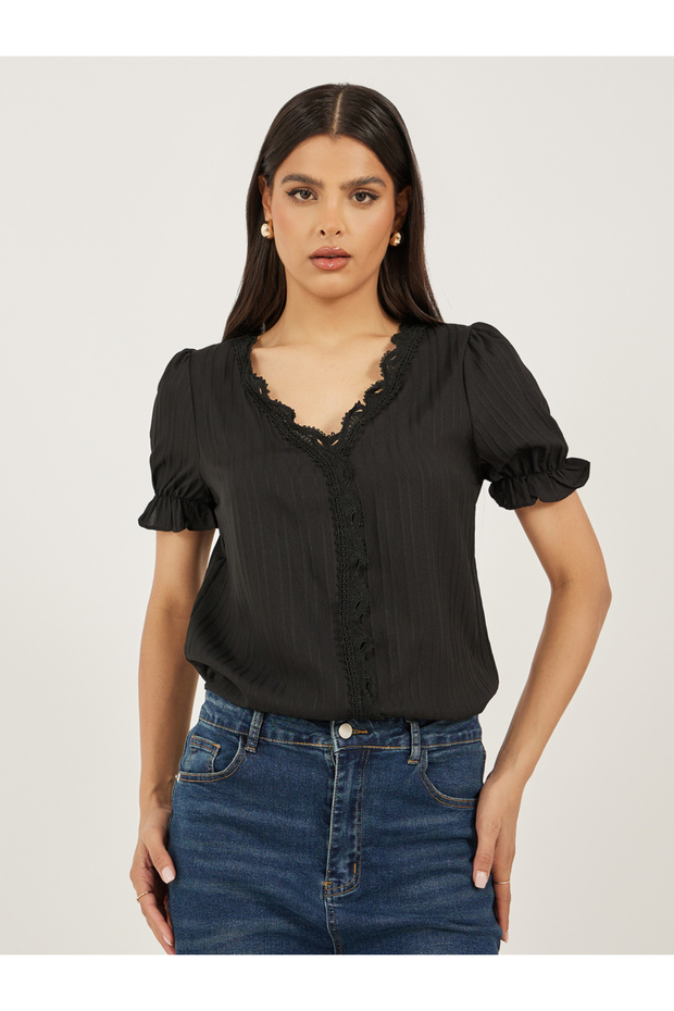 بلوزة دانتيل سوداء سادة بفتحة رقبة على شكل حرف V - 1