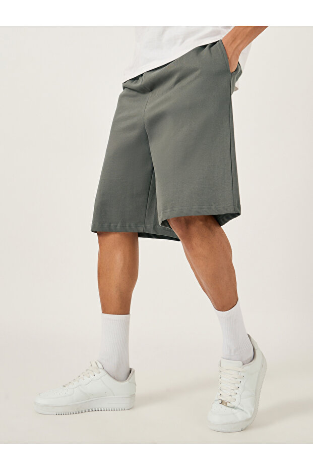 شورت سادة كبير الحجم برباط - 1