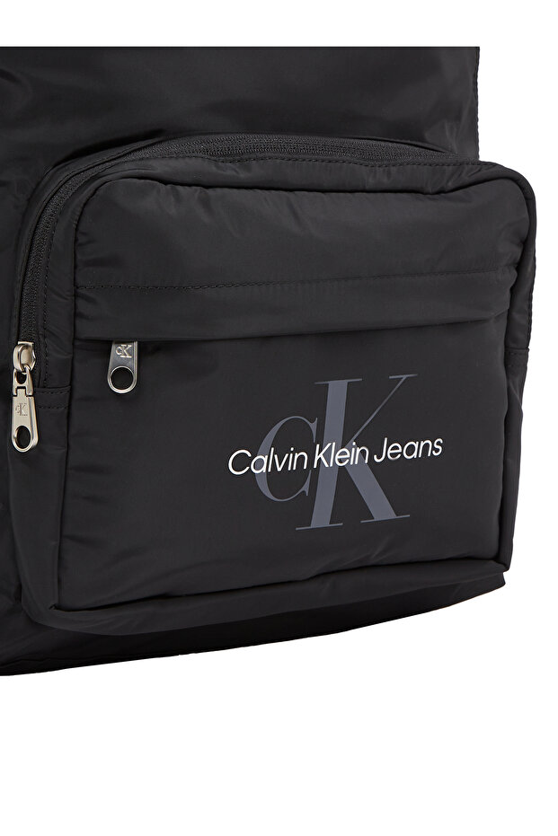 حقيبة ظهر رياضية أساسية سوداء من كالفن كلاين - 5
