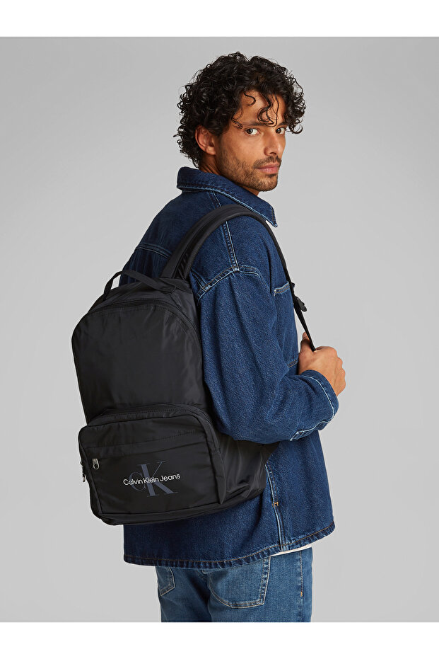 حقيبة ظهر رياضية أساسية سوداء من كالفن كلاين - 2