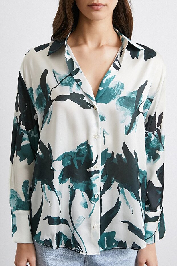 قميص أخضر منقوش على السطح - 4