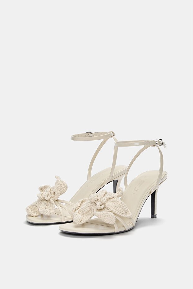 Kroşe çiçekli topuklu sandalet - 4