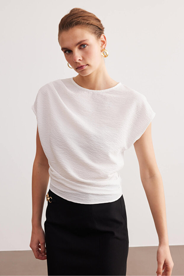 بلوزة بيضاء مطوي الأساسية - 1