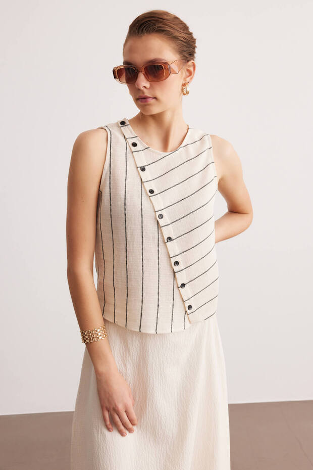 Krem Düğme Detaylı Basic Bluz - 1