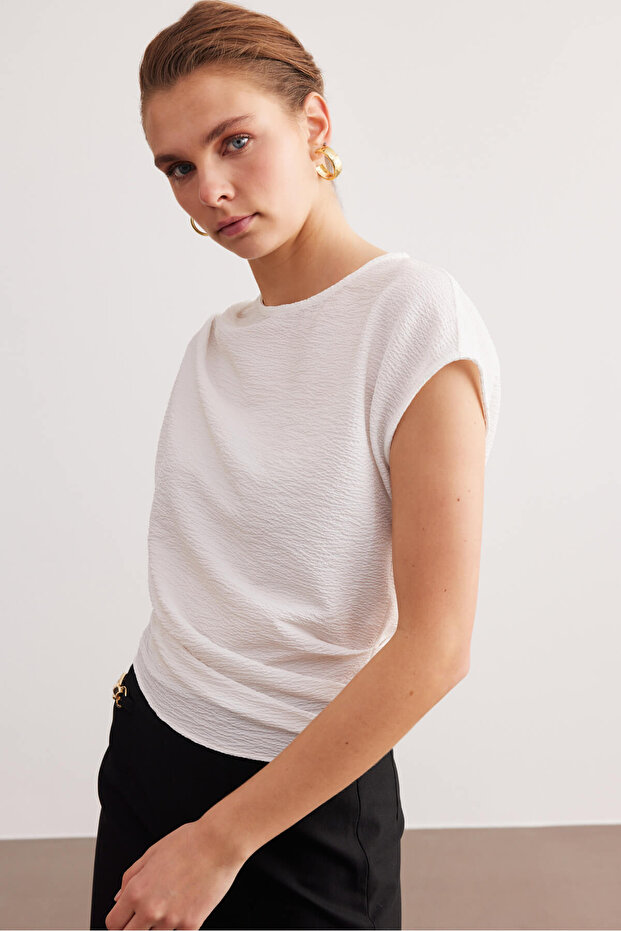 بلوزة بيضاء مطوي الأساسية - 5