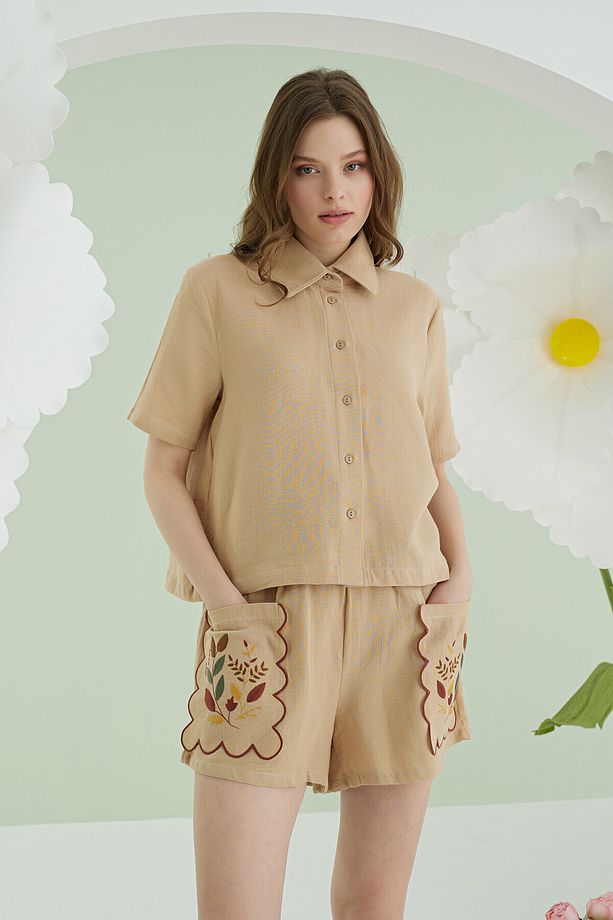 Muslin Kumaş, Gömlek Yaka, Kısa Kollu, Nakış Motif Cep Detaylı, Şort Takımı Bej - 3