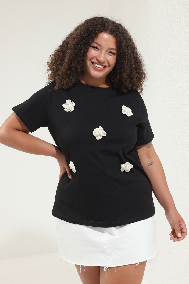 Siyah Çiçek Aksesuar Detaylı Regular Fit Büyük Beden T-shirt TBBSS25BF00065 - 2