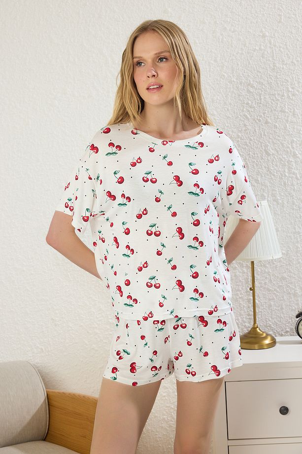 Kırmızı-Beyaz Kiraz Desenli ve Puantiyeli Şortlu Örme Pijama Takımı THMSS25PT00433 - 1