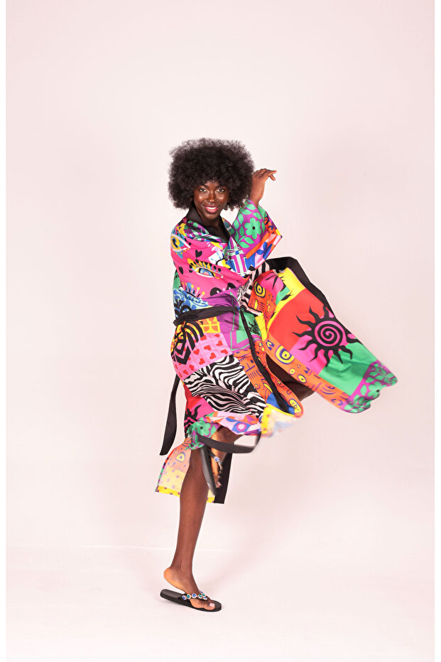 Viora Kimono - Eğlenceli Çok Renkli Desen, Ipek Saten, Düşük Kol, Kuşaklı - 1