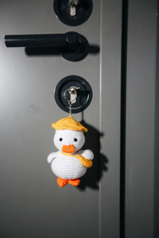 Handmade Duck Amigurumi Keychain with Hat – White – Cute Bag & Key Accessory