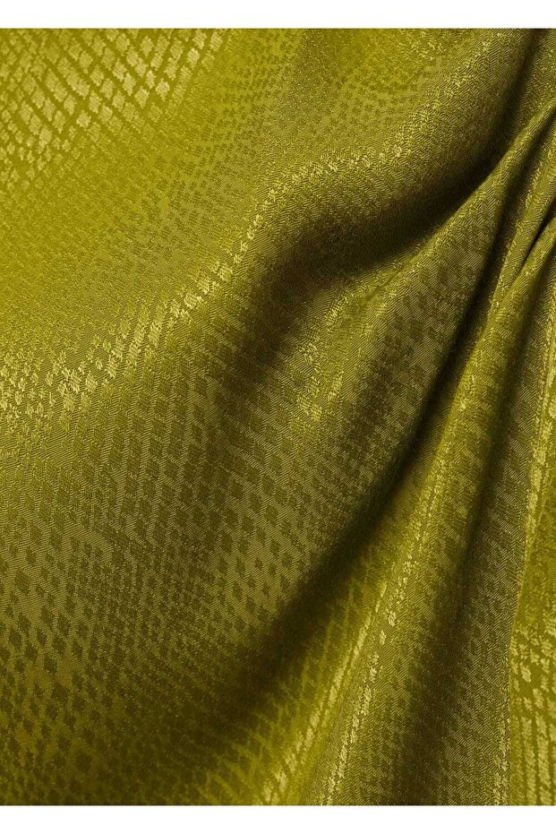 Satinbluse mit asymmetrischem Ausschnitt - 5