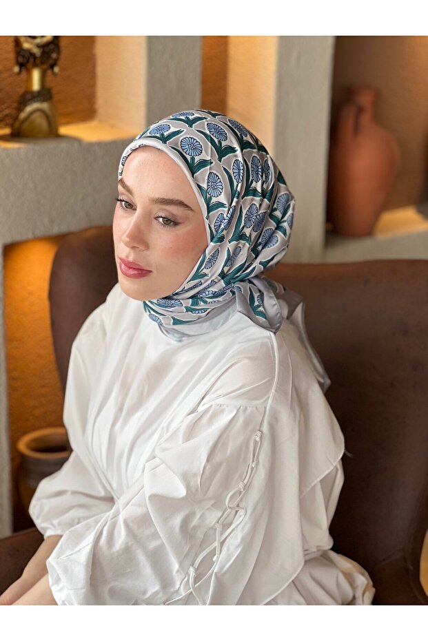 وشاح حريري بنمط ديزي تانكا
