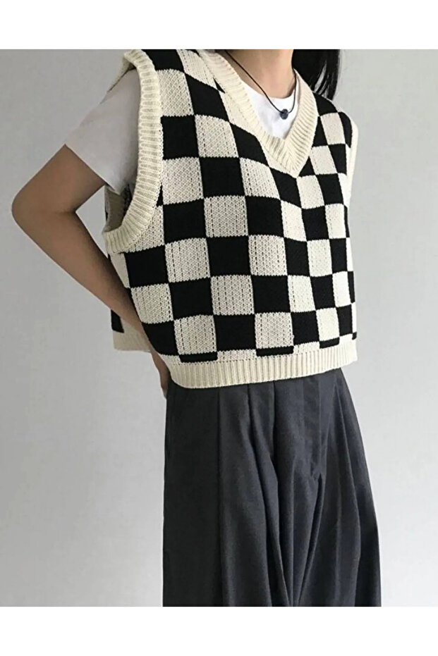 Square Patterned V-Neck Sweater - 1