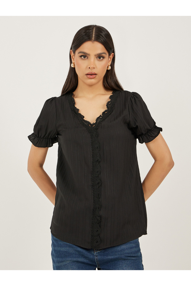 بلوزة دانتيل سوداء سادة بفتحة رقبة على شكل حرف V - 2