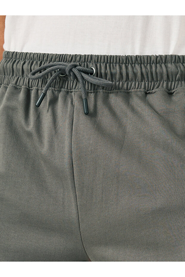 شورت سادة كبير الحجم برباط - 3